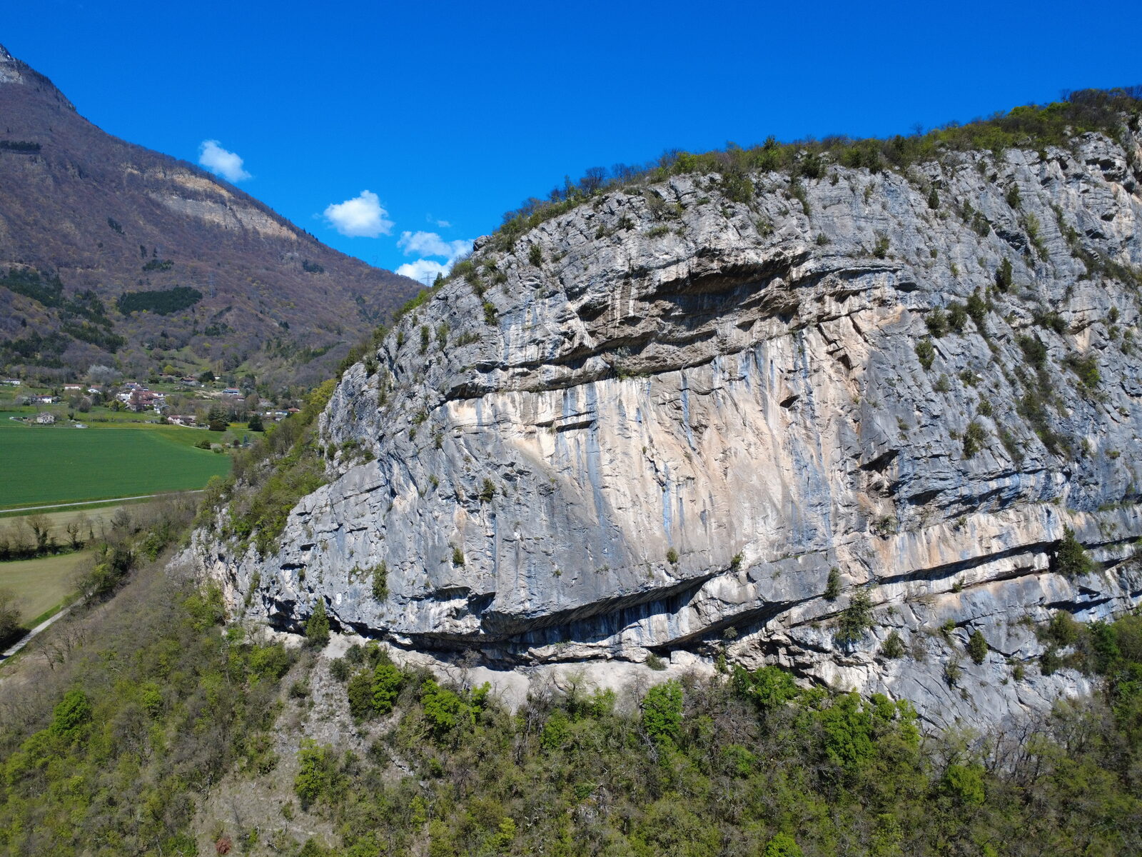 Falaise calcaire dominant la vallée près de Grenoble, en Isère